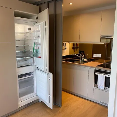 Sur Le Port Avec Vue Bassin *